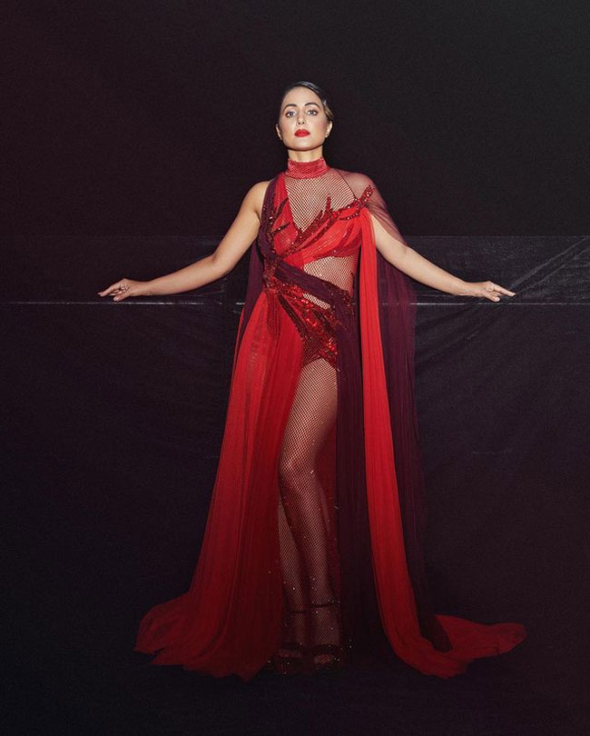 Staggering Poses Of Hina Khan In Red